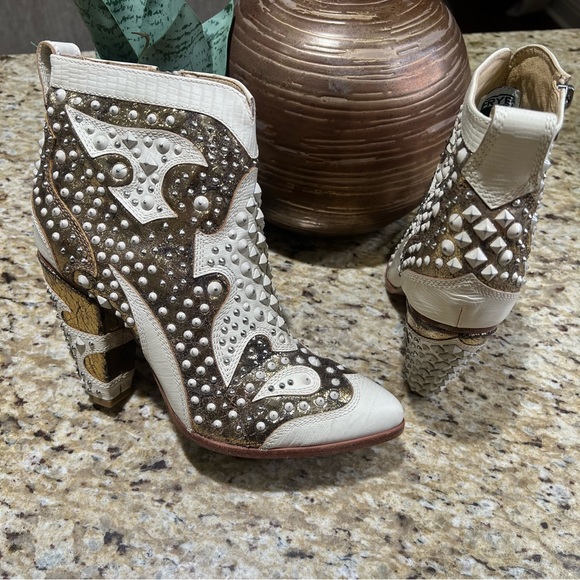 Frye White Leather Remy Studded & Beaded Gold Silver Block Heel Ankle Boots 9.5M - Picture 7 of 16